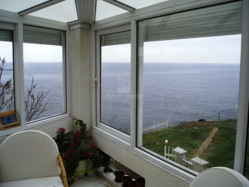 Изысканный дом класса люкс на южном побережье Болгарии. Вилла на первой линии моря в городе Черноморец для круглогодичного проживания.