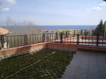 Отличная двухкомнатная квартира на продажу в Болгарии с видом на море. Вторичная меблированная недвижимость в городе Бяла.