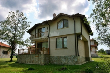 Двухэтажный дом на продажу в Болгарии около моря. Недвижимость для круглогодичного проживания в поселке Горица.