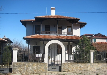 Купить дом в Болгарии на море. Большой двухэтажный дом возле моря.
