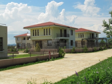 Сельская недвижимость в Болгарии. Купить дом у моря недорого в коттеджном поселке.