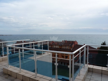 Двухуровневый пентхаус с панорамным видом на море. Вторичная недвижимость в Равда на первой линии моря.