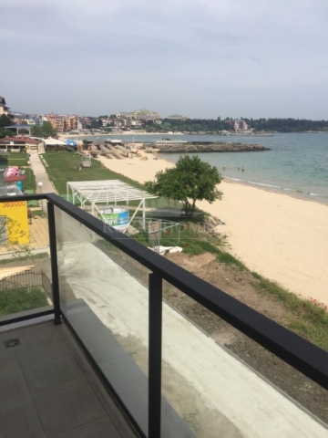 Купить недвижимость в Болгарии класса Люкс на первой линии пляжа. Двухкомнатная квартира в Равда с фронтальным видом на море.