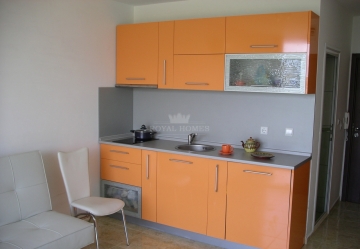 Продается квартира студия в жилом доме в городе Приморско. Вторичная недвижимость в Болгарии недорого.