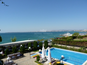 Купить недвижимость в Болгарии на первой линии моря. Двухкомнатная квартира в Святом Власе с видом на море.