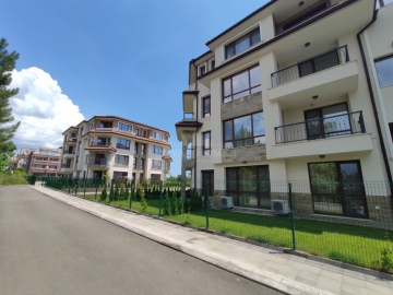 Купить небольшую двухкомнатную квартиру в городе Бургас, квартал Сарафово. Недвижимость в Болгарии у самого моря недорого.