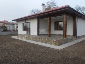 Купить дом в Болгарии дешево. Сельский дом с участком в селе Соколово. Сельская недвижимость в Болгарии у моря.