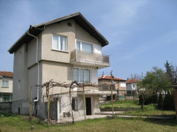 Массивный дом в Болгарии в 10 км. от моря в Приморско. Недвижимость для круглогодичного проживания.